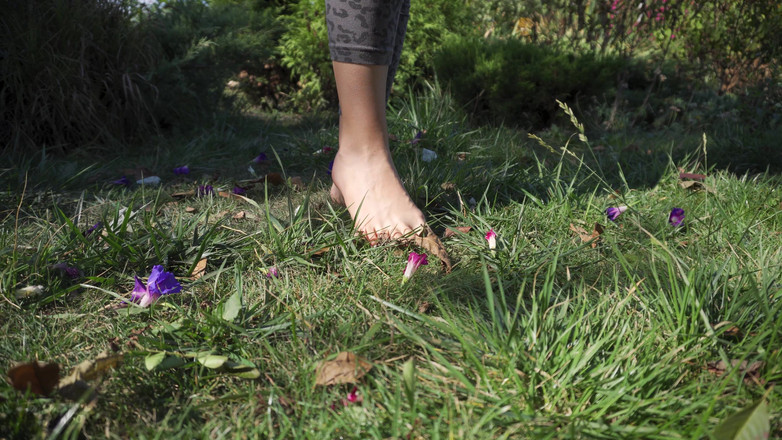 Teasecombo 4K: Verpletterende bloemen op blote voeten in het gras