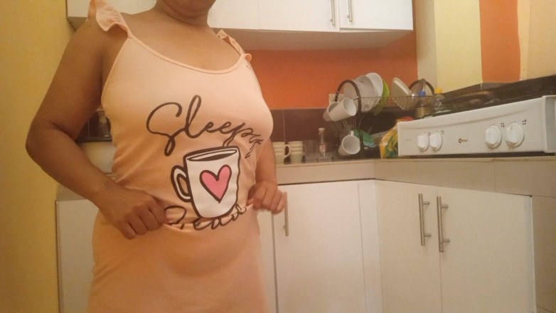 PATY PATY: 我的大屁股丰满继母在厨房里用手指自慰