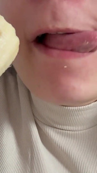 Reuzine stiefmoeder eet een banaan maar ziet het