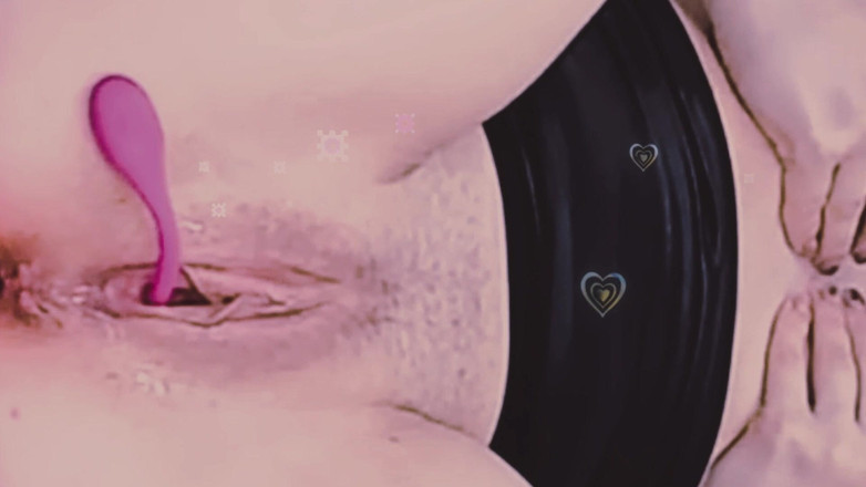 Nicolette69w: 她玩弄着她的狄德洛和振动器，直到达到高潮