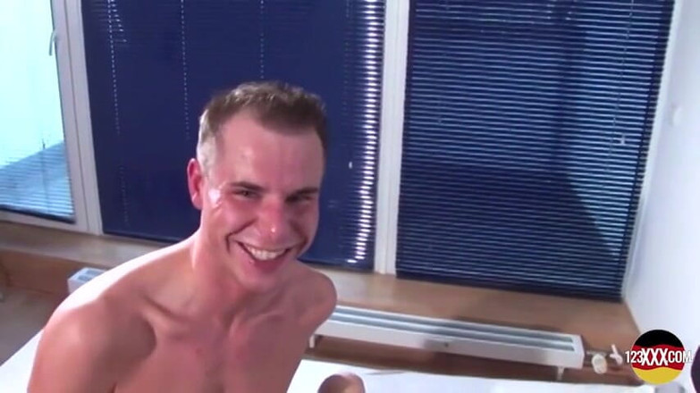 123XXX - 100% Amateurs: 来自德国的苗条金发女郎喜欢深深插入她的阴户