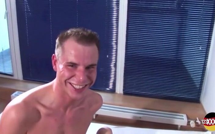 123XXX - 100% Amateurs: Schlanke blondine aus deutschland liebt einen beladenen schwanz tief in...