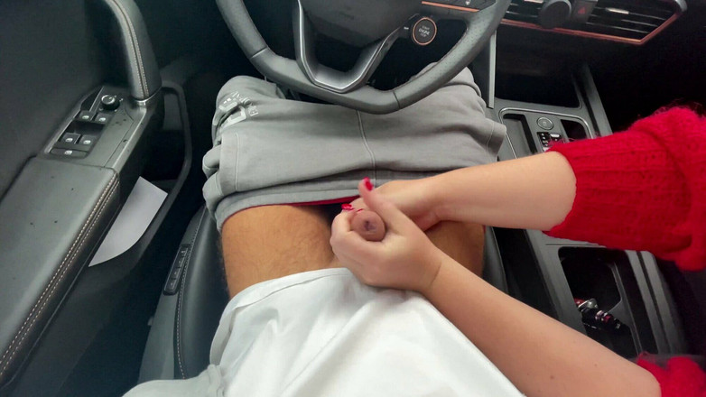 SlipCouple: Nedbalé honění v autě na parkovišti v supermarketu