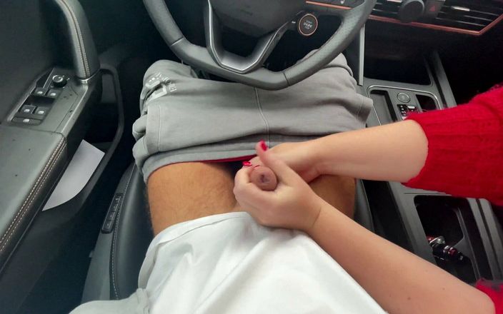 SlipCouple: Schlampiger handjob in einem auto im supermarkt, parkplatz