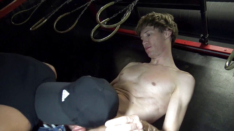 Gaybareback: Twink ošukaná starším v zákulu