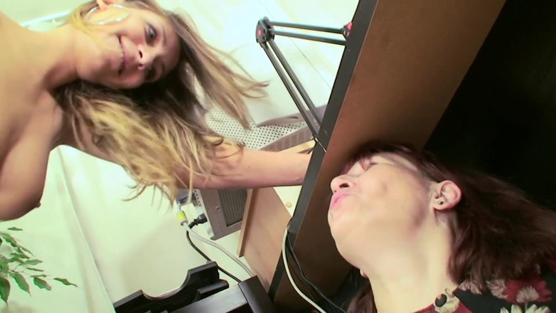 Vintage Climax: Teen repariert ihre noten, indem sie mit schulleiter fickt