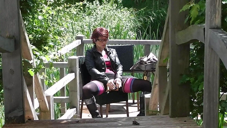 Popp Sylvie: Masturbata in un parco