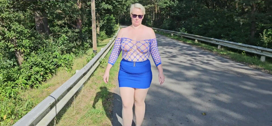 UserBitch1: Showing off My Boobs on the Bridge