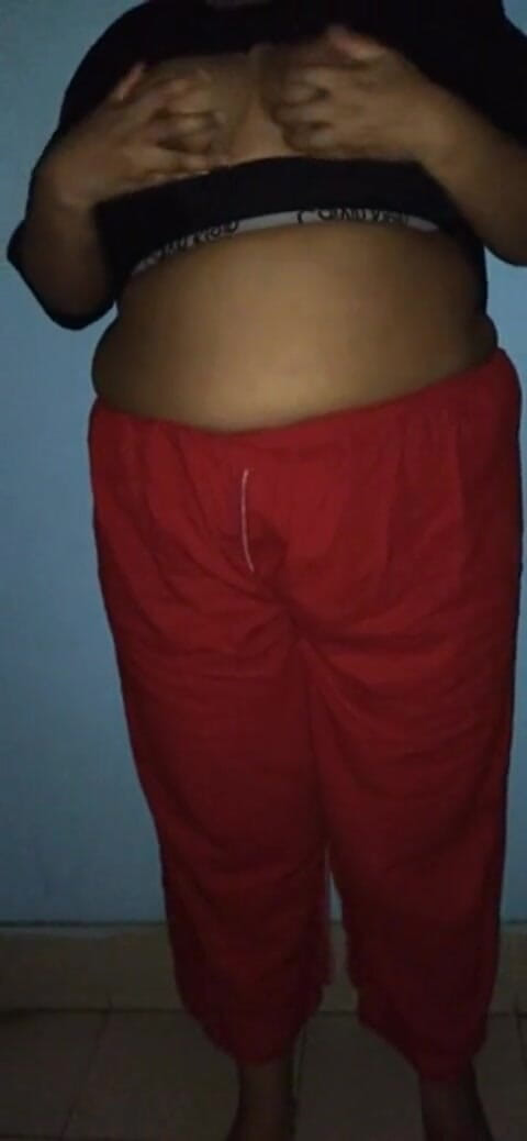 Aria Mia: Laat de baas op kantoor zien om op de bobs...