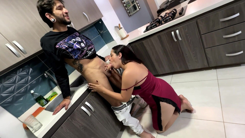 markus: Iubitul meu pleacă și prietenul lui mă excită și mă fute în bucătărie...