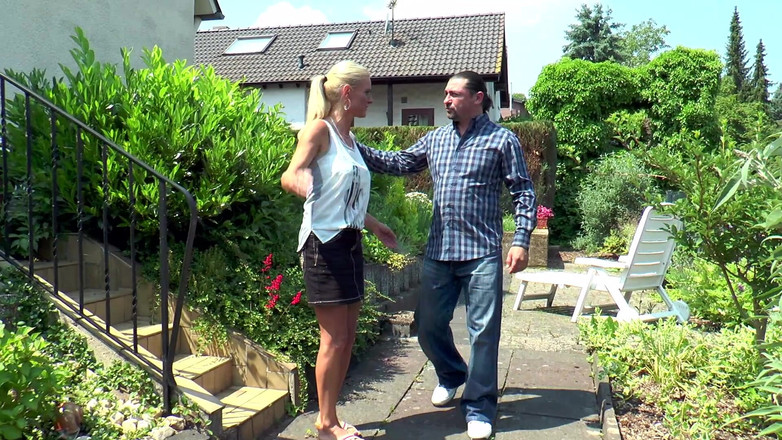 MILF and Big Wet Tits XXX: Ședință de sex în aer liber cu mamă sexy cu țâțe uriașe și...