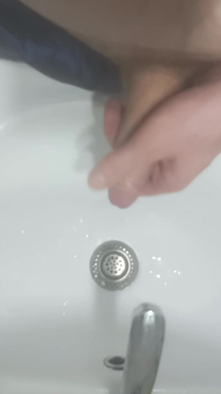 Sexaddicting123: Большая сперма в шортах, стоны и жестко выпуклость