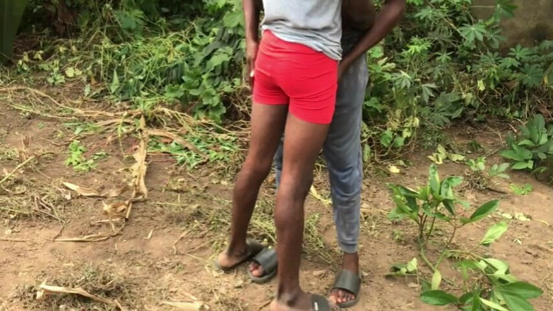 Sexydaddy: 农民在农场里做爱，互相吹箫