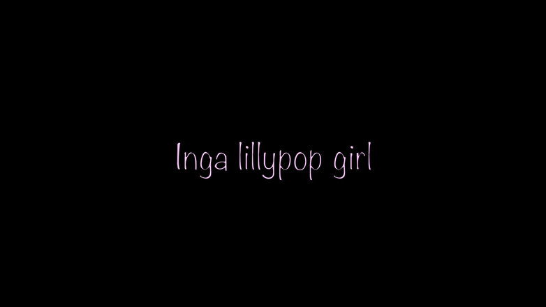 Inga lillypop girl: Perverterad flicka kissar och onanerar med en tjock dildo