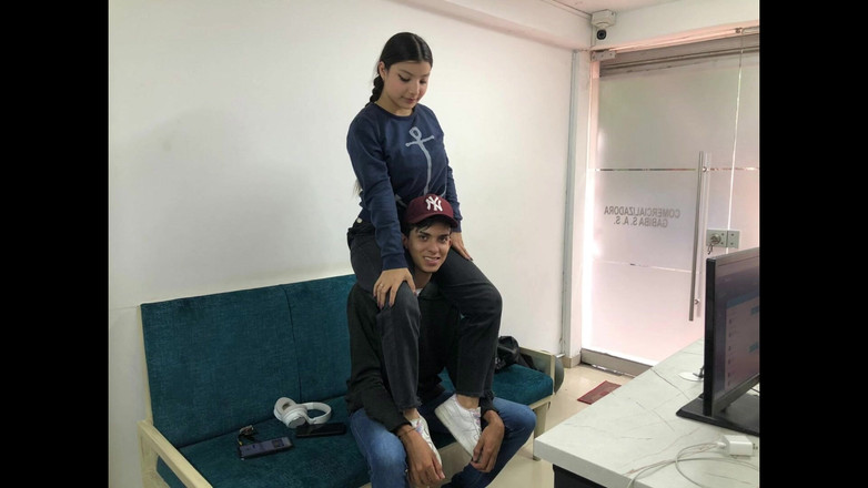 mackencie29: 姐姐自己骑乘我的肩膀，但你知道你让我把我的阴茎放在你嘴里