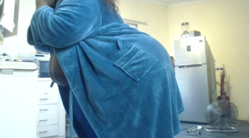 Legendary Booty Overdose: Sousedka se na mě vždy tryna praštit