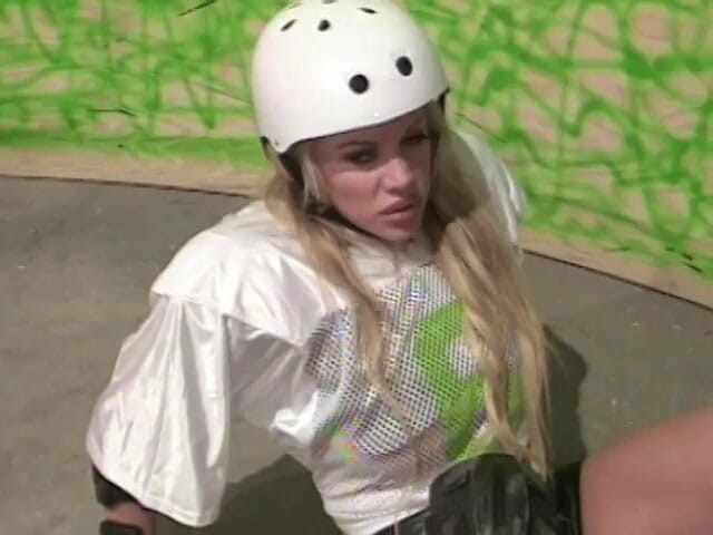 Hot Sex Party: Roller bitch enjoying DP
