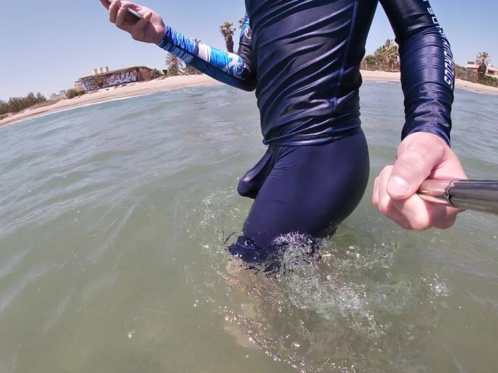 Cool Body: Surfista viene eretto nella sua Lycra per il piacere del...