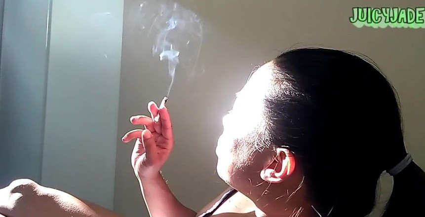 JasmineJade: Kouření a kašel část 2 nahá a rychlá kouřová přestávka v Mezi...