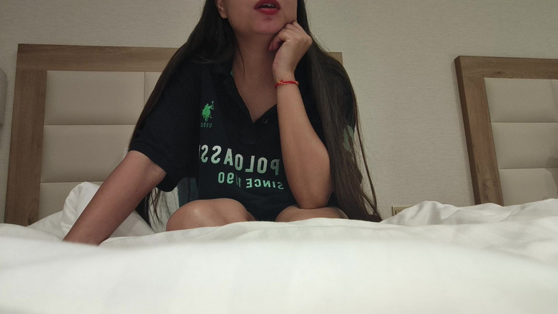 Saarabhabhi6: インドの恥ずかしがり屋のガールフレンドは、私がヒンディー語で彼女の処女の猫の誘惑で手マンをするとき、それが大好きです