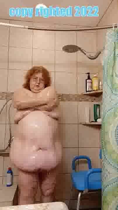 BBW nurse Vicki adventures with friends: 成熟した熟女赤い頭は彼女の臭い汗をかいた体をきれいにします