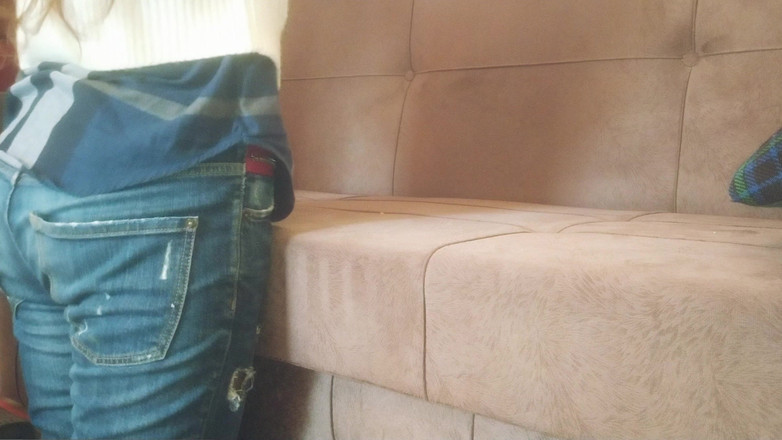 Teen and Milf Female Sex: MILFka, která přijde uklízet dům, se svléká, kouří jí a šuká...