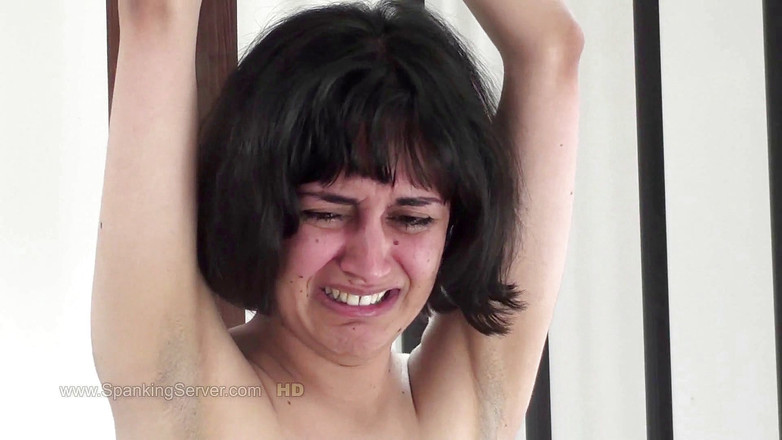 Spanking Server: Yasmeena se fait fouetter les seins