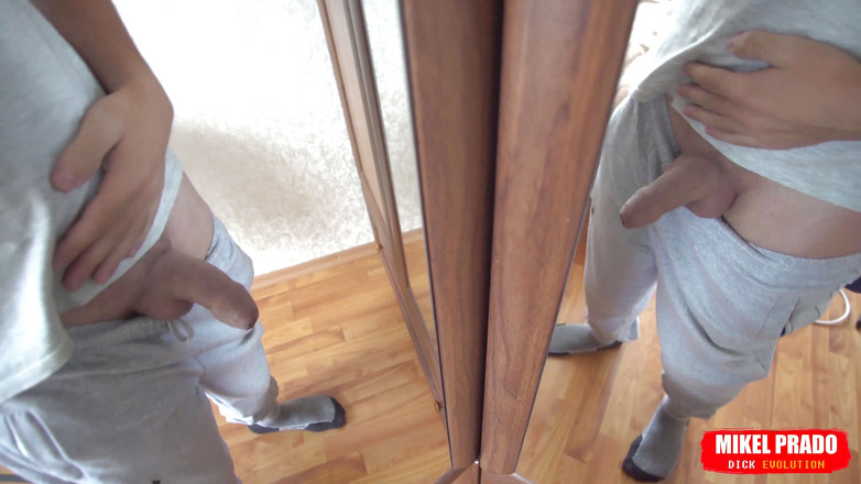 Mikel Prado: Pria berpose telanjang di depan cermin