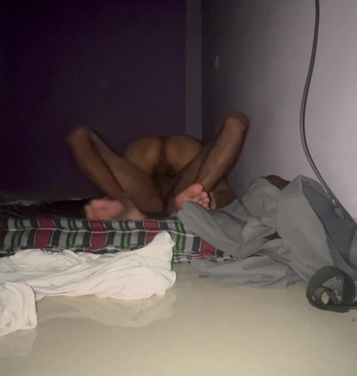 Rishi: 印度已婚大屁股漂亮房东来到房客房间，骑乘他的鸡巴在床垫上的粗暴性爱，大声的印地语肮脏