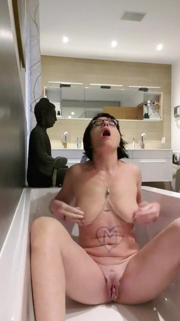 JulieEroticDress: Glas dildo ile fışkırtıyor