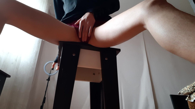 Lesbian-illusion: 大学の英語の授業で机の下でリスキーにオナニーをしています