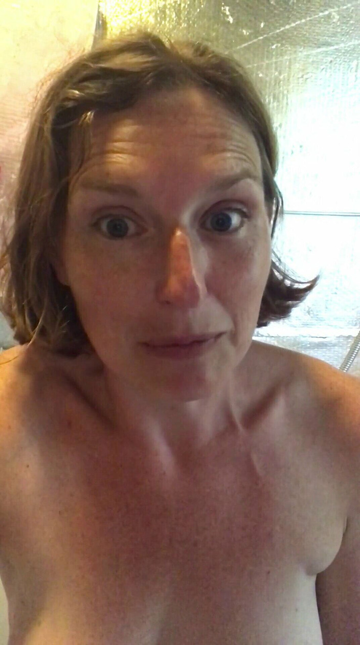 MistressWriggler: सेक्सी लड़की शॉवर से पहले अपनी झाड़ीदार चूत के साथ खेलती है और पूरे फर्श पर फुहार छोड़ती है