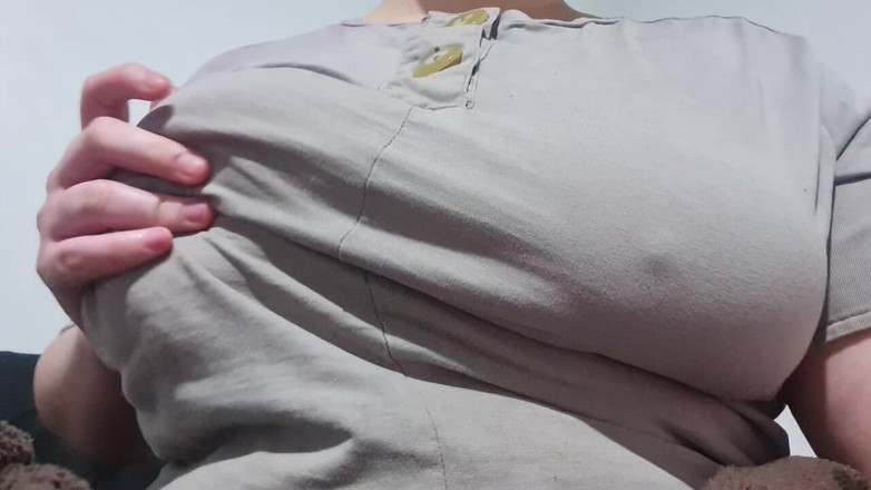 Dramatic Dumpster Fire: स्तनों को टॉप पर छेड़ना