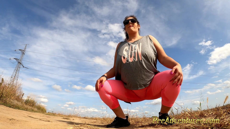 Pee Adventures: Wanita gemuk ini pengen kencing, ngecrot kandung kemihnya - dia nggak...
