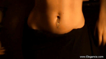 Eleganxia: सुंदर भारतीय नाच रही है और अपना शरीर दिखा रही है