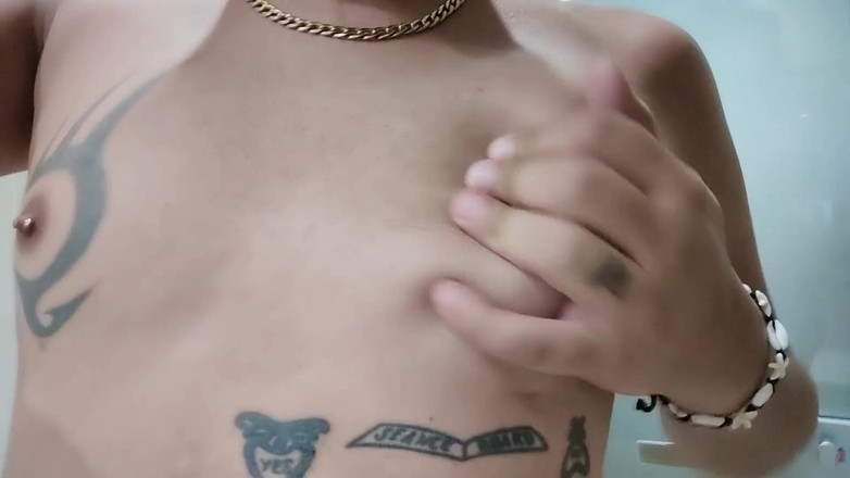Idmir Sugary: 展示纹身的乳房和穿孔的乳头 - 挤压和抚摸乳房 - 奶子玩