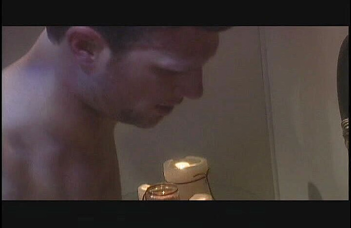 Cryptostudios: Suami isteri berkongkek romantis di tengah malam.