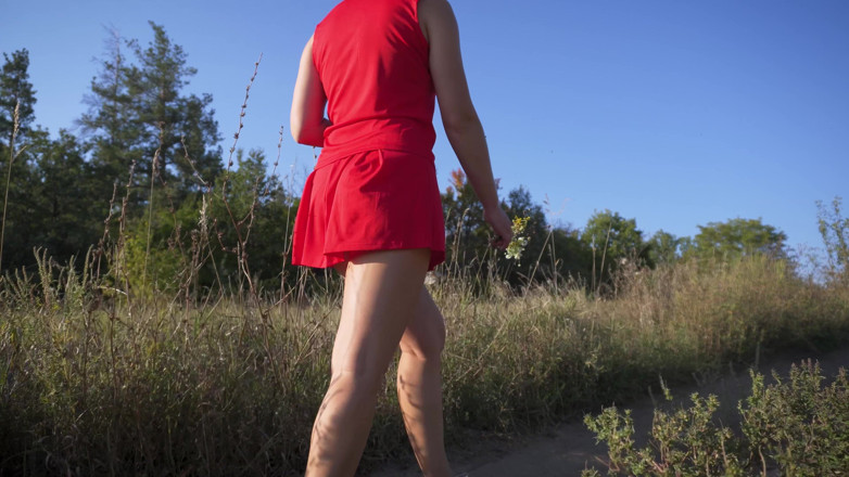 Teasecombo 4K: Flicka i kort klänning går utomhus och blinkande rumpa