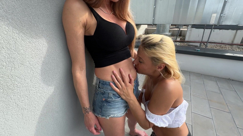 Nikky Thorne: Lesbianas sexy besándose unas a otras vientre en el techo