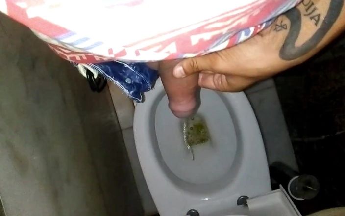 Idmir Sugary: Twink Pissing 1 Minute at the Bar Toilet