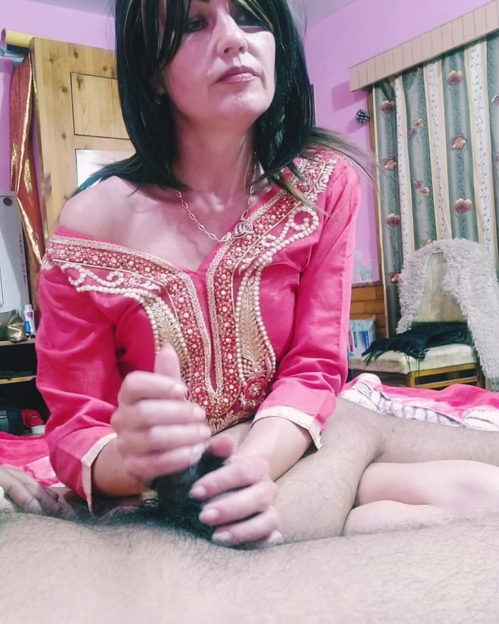 Bolly Karma: Versaute MILF mit weichen händen kümmert sich gut um bbc