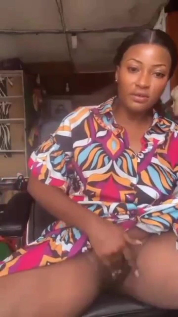 Me and my new slut: Geile mama masturbiert in ihrem laden, öffentliche masturbation, zucker-mama