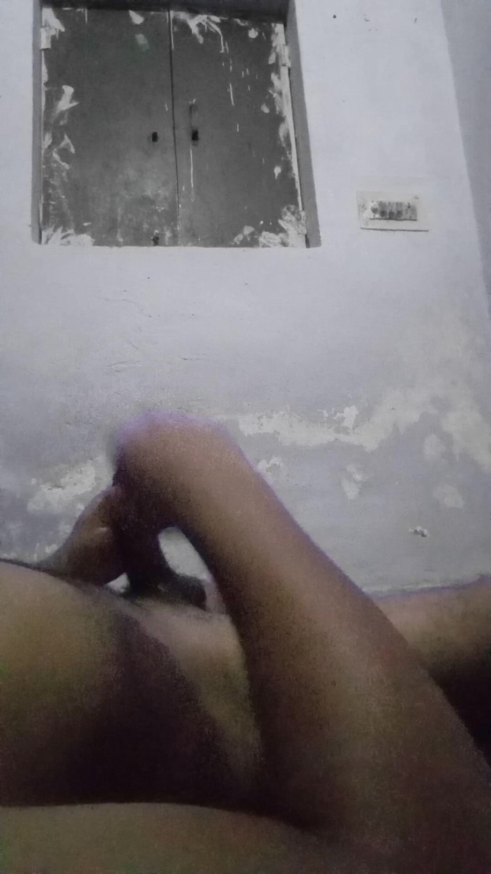 Raaz26d: Băiat indian se masează cu ulei și își masturbează pula mare și mare în...