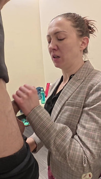 Winkeldag. Manager meisje R.sky pijpbeurt in paskamer met 8 inch lul. Sperma in de mond