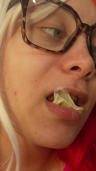 Une demi-sœur géante mâche des chewing-gums, puis suce des bulles sur sa petite demi-sœur et enroule ses gencives usagées autour de lui