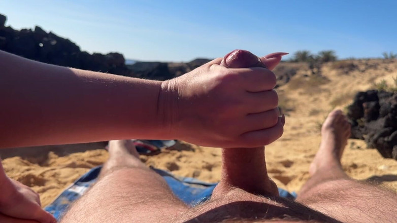 Emma Voyeur: Blowjob awam berair di pantai