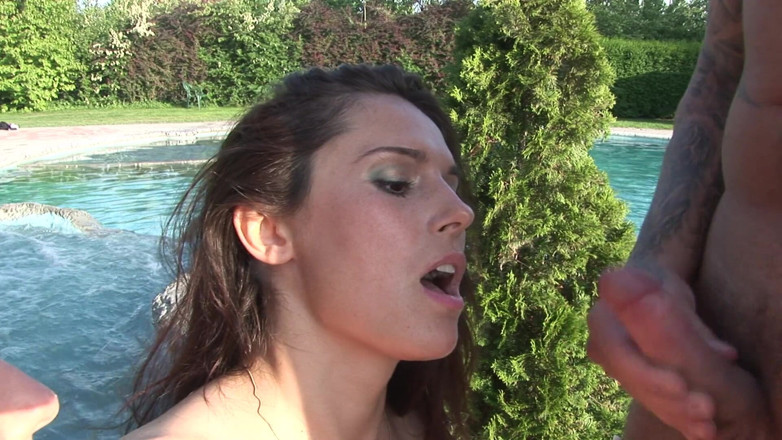 Outdoor Fucktivities: Twee tieners genieten van een trio buitenshuis met hunk