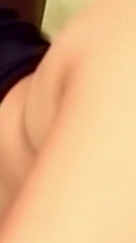 Une MILF noire excitée chevauche une grosse bite noire et se fait remplir de sperme chaud