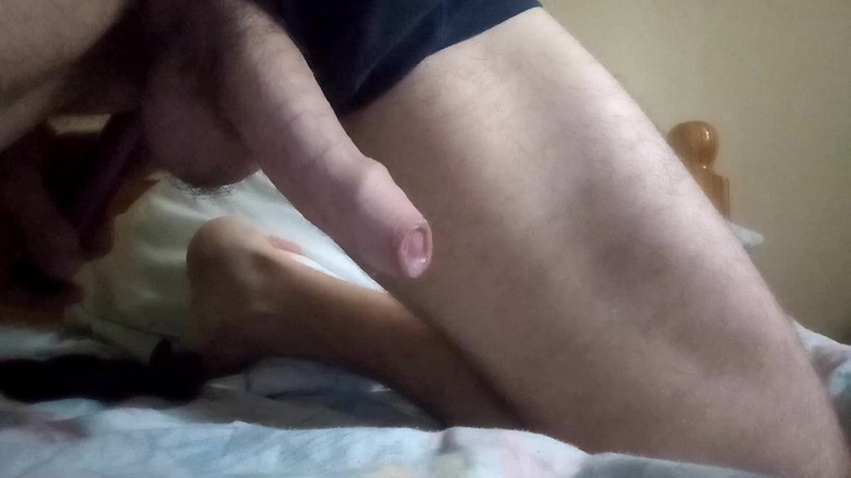 Jocum: Chłopiec z czarną rękawiczką rozciąga penisa protezą, ale woli gumową...