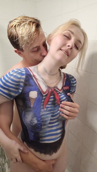 Cosplay Robin vücut boyası çıkarma ve duş sikişi